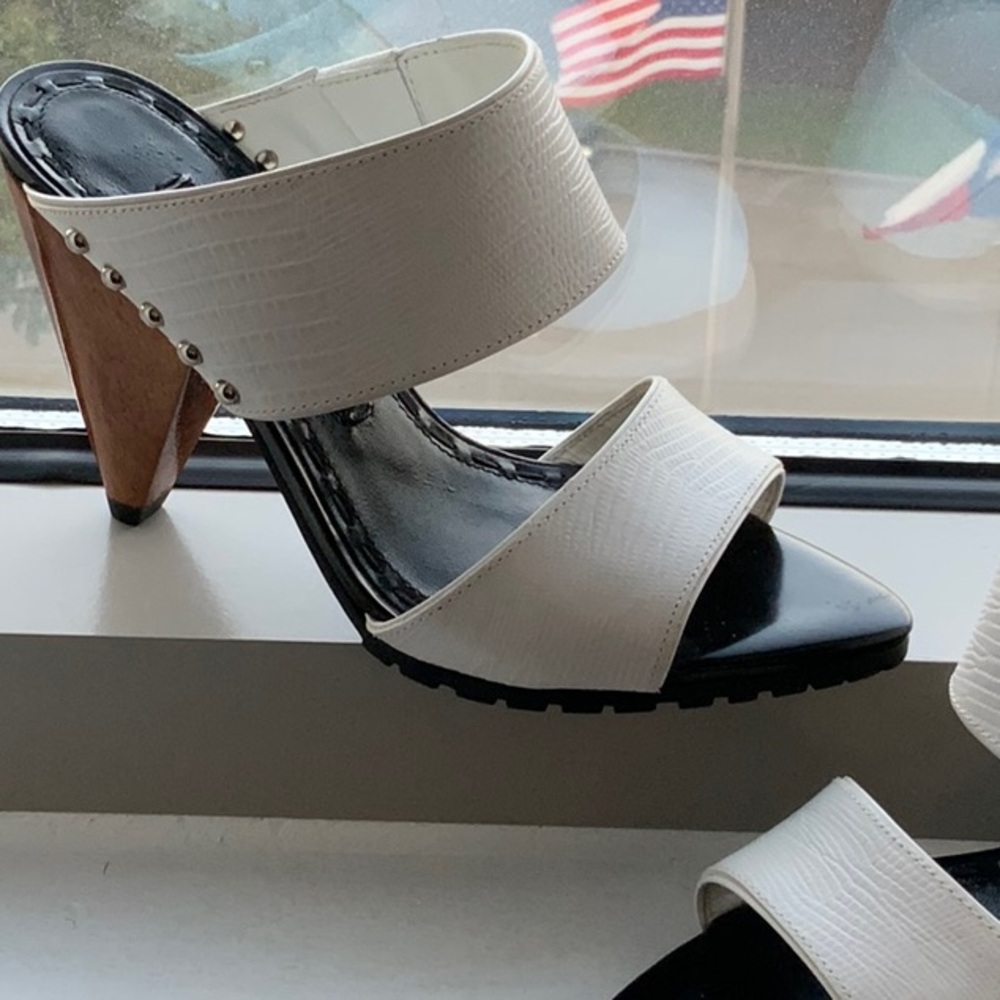 Alice and Olivia Lizard print sandal w/ Wooden Heel SZ 36.5